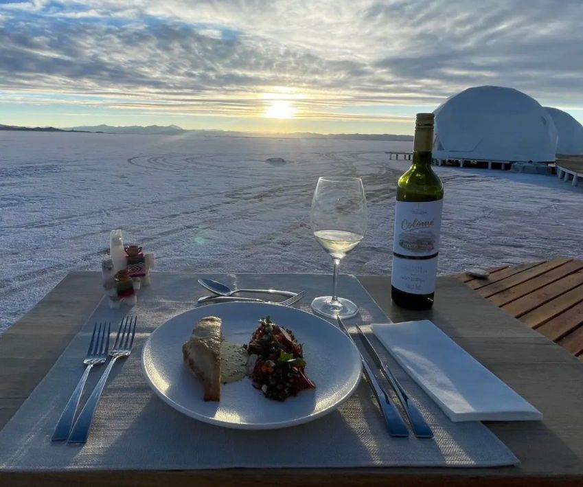 Experiência gastronômica no meio do Deserto de Sal da Argentina / Reprodução/Instagram
