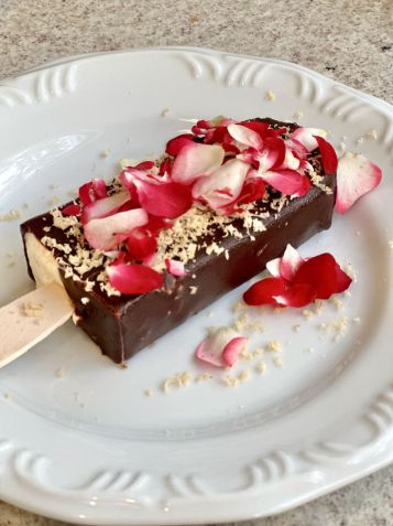 Picolé de caramelo salgado / Tina Bini