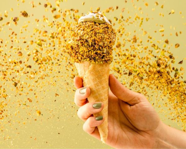 Il Pistacchio, da Bacio di Latte: gelato de pistache na casquinha recheada de creme de pistache, crocante e cobertura de pistache / Divulgação
