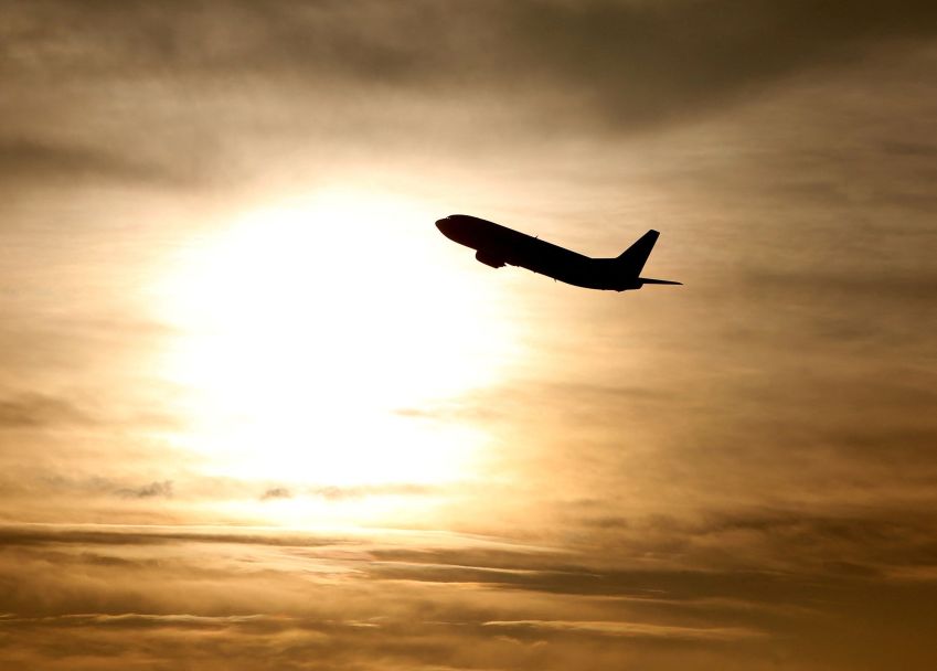 Avião é visto durante o nascer do sol no aeroporto internacional de Munique, Alemanha / Michaela Rehle/Reuters