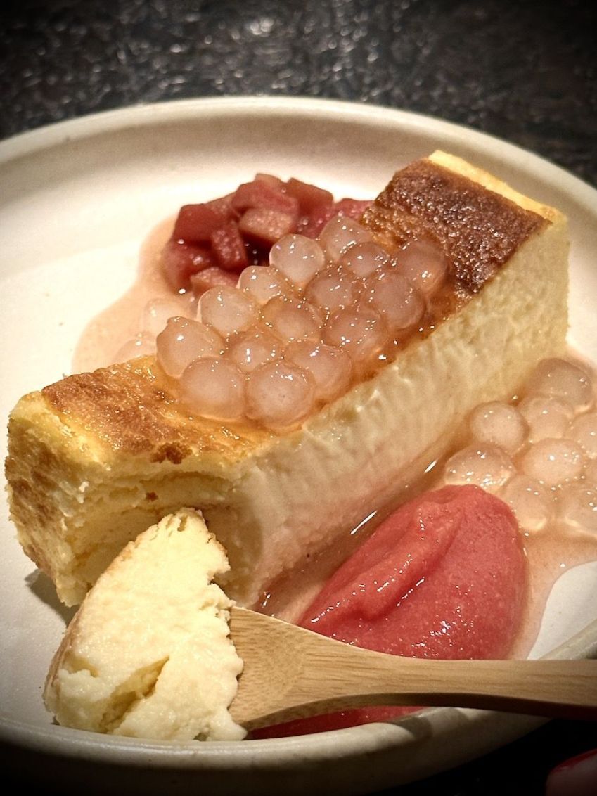 Torta de queijo com goiaba em diversas texturas com as "bolinhas de tapioca" com textura “Q” / Tina Bini