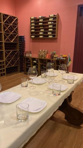 Vinho de açaí: são cinco rótulos: Mãe do Mundo, Brilho de Fogo, Amazônia Forever, Curiaú e Flor da Samaúma / Caio Junqueira/CNN Brasil