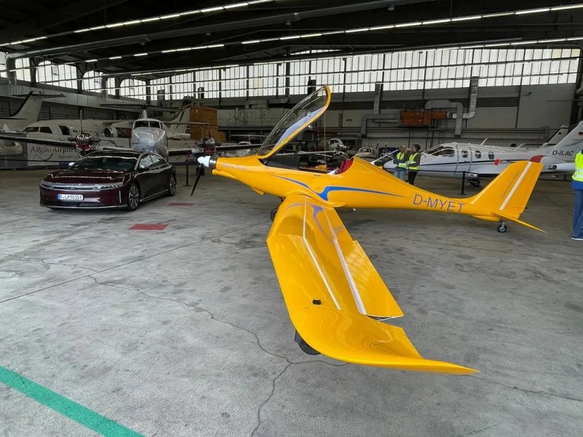 O avião elétrico precisou de uma parada para recarga no meio de sua viagem de 300 quilômetros / Miquel Ros/CNN