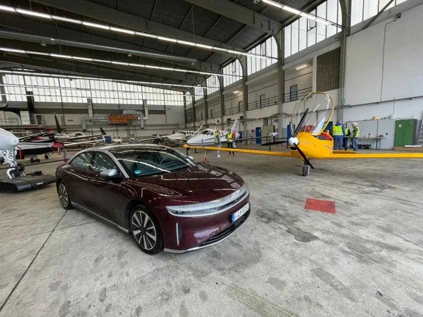 O carro elétrico voltou para casa uma hora antes da chegada do avião / Miquel Ros/CNN