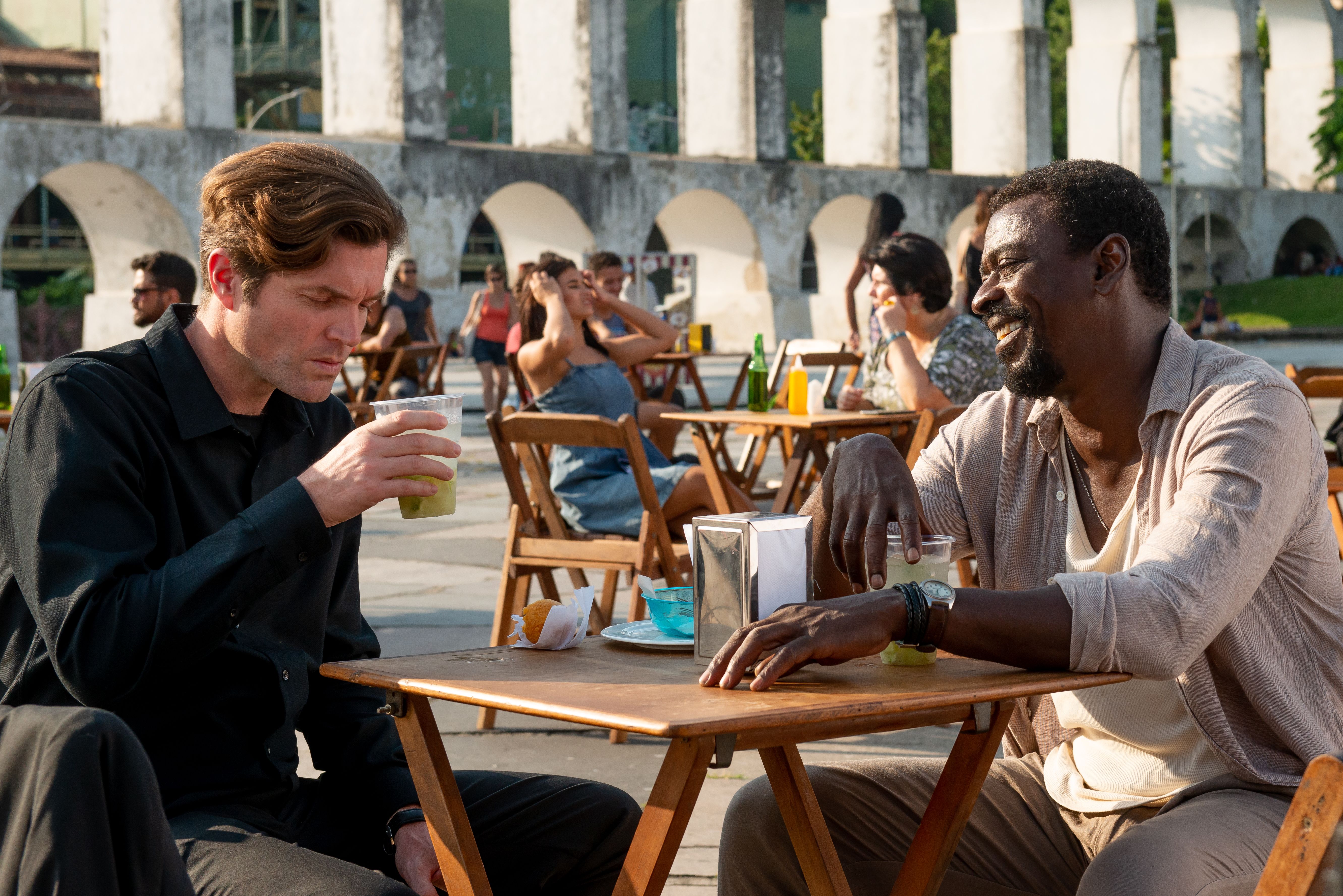Matthias (Peter Ketnath) e Francisco (Seu Jorge) tomam caipirinha na Lapa, tradicional região boêmia do Rio / Divulgação