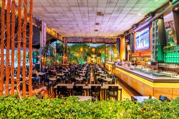 Boteco São Bento tem unidades em São Paulo no Itaim Bibi e Vila Madalena; espaços amplos comportam grandes grupos e oferecem inúmeras opções de comidas e bebidas no cardápio / Kato78