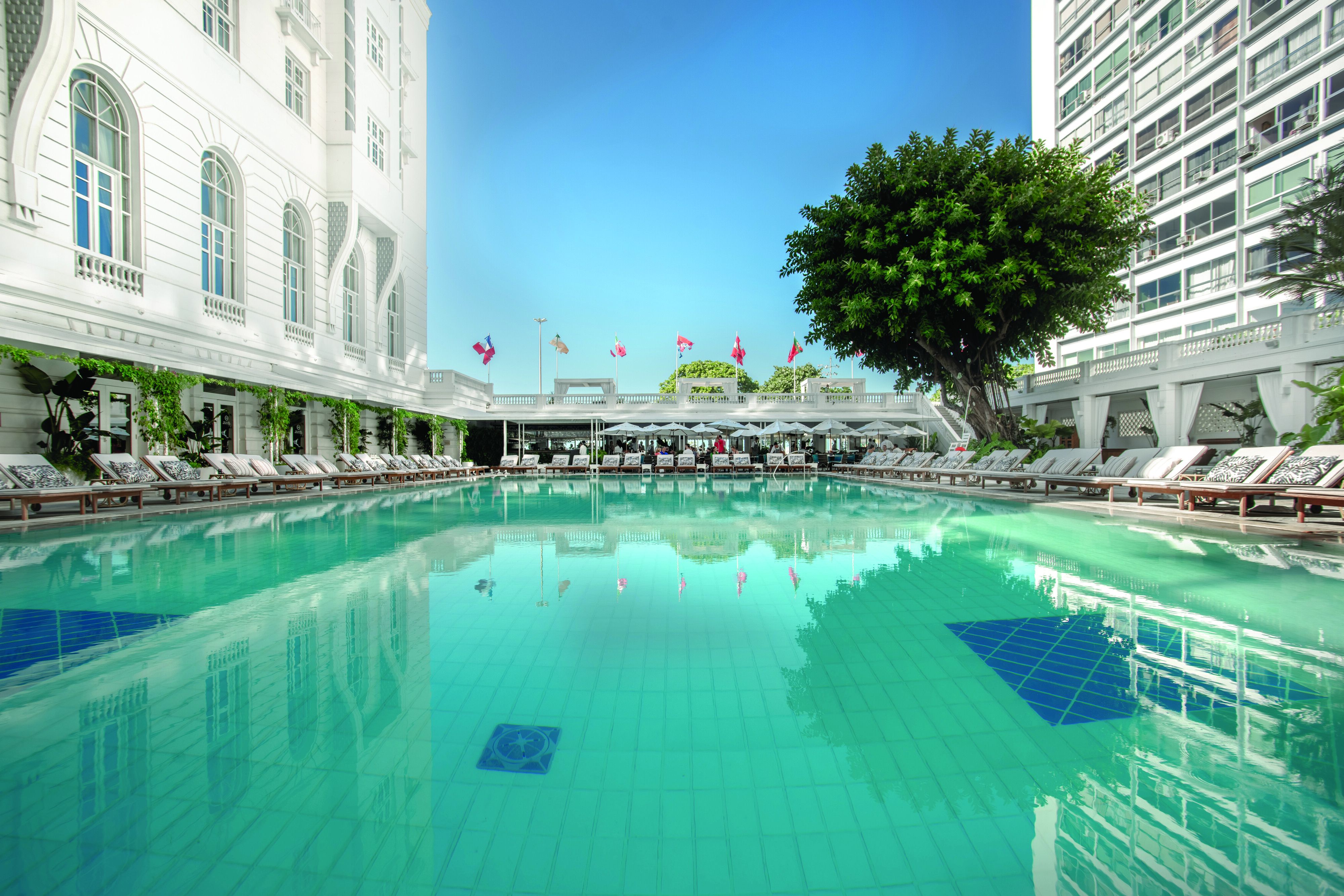 Icônica piscina do Copacabana Palace será cenário da festa de réveillon do hotel, que também terá mesas para jantar em seus salões / Divulgação