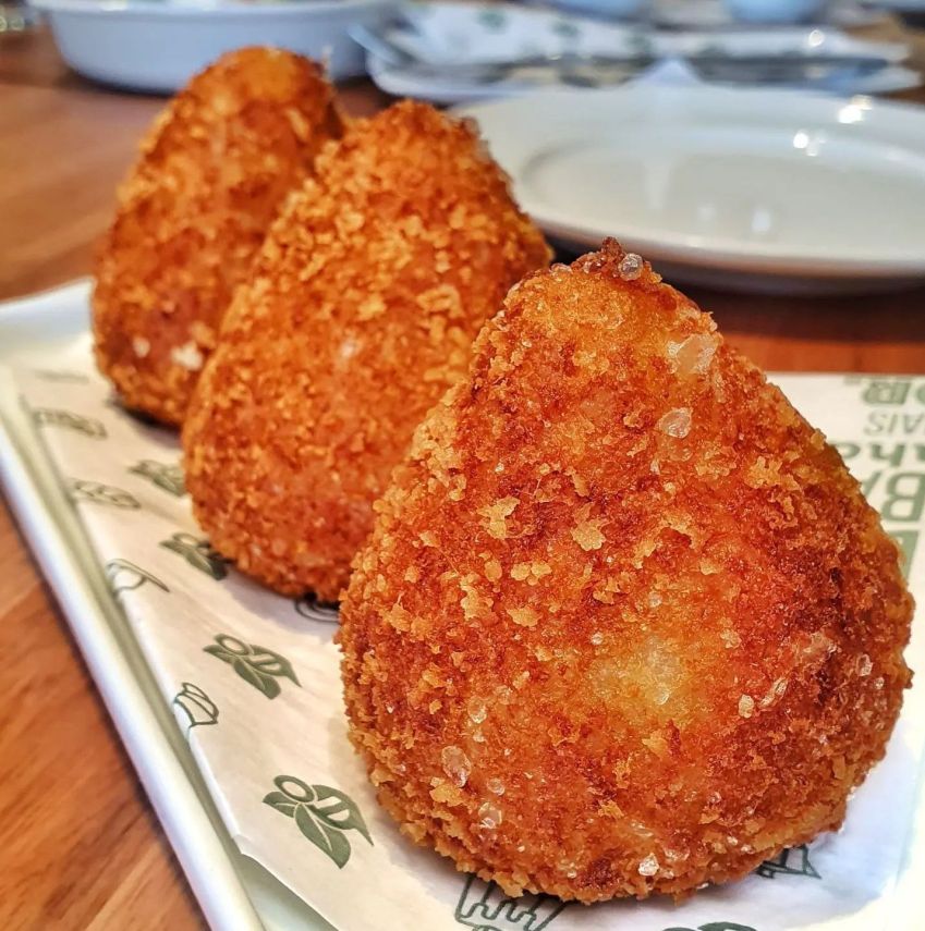 Coxinha da Bee.O é empanada na farinha panko e tem massa de batata bem saborosa com recheio cremoso de frango / Caroline Grimm