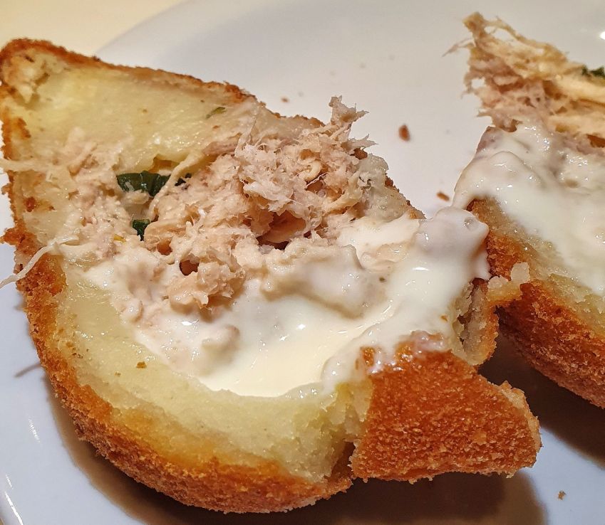 Coxinha da Jauense tem recheio um pouco mais sequinho, mas com bastante requeijão cremoso / Caroline Grimm