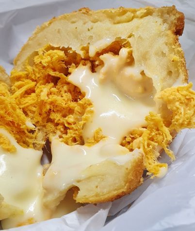 Coxinha da Lanchonete do Terminal do Carmo é bem úmida e vem com muito requeijão cremoso / Caroline Grimm