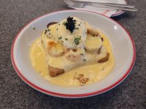 Beluga: uma fatia de pão brioche chega à mesa coberta por bacon, camarão, ovo poché, ovas e um farto e bem-executado molho hollandaise