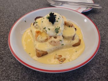 Beluga: uma fatia de pão brioche chega à mesa coberta por bacon, camarão, ovo poché, ovas e um farto e bem-executado molho hollandaise