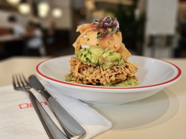 Russ: a base é o latke — bolinho frito de batata ralada, montada em camadas com guacamole, salmão defumado e ovo poché