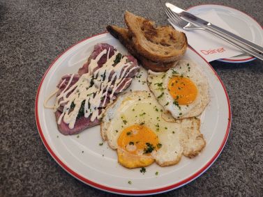 Steak egg tonnato reúne fatias de filé-mignon com molho de atum e ovos estalados com pão de fermentação natural