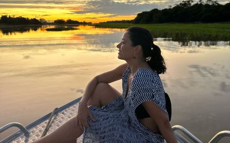 Daniela Filomeno no pôr do sol no Canal do Jari, no Pará