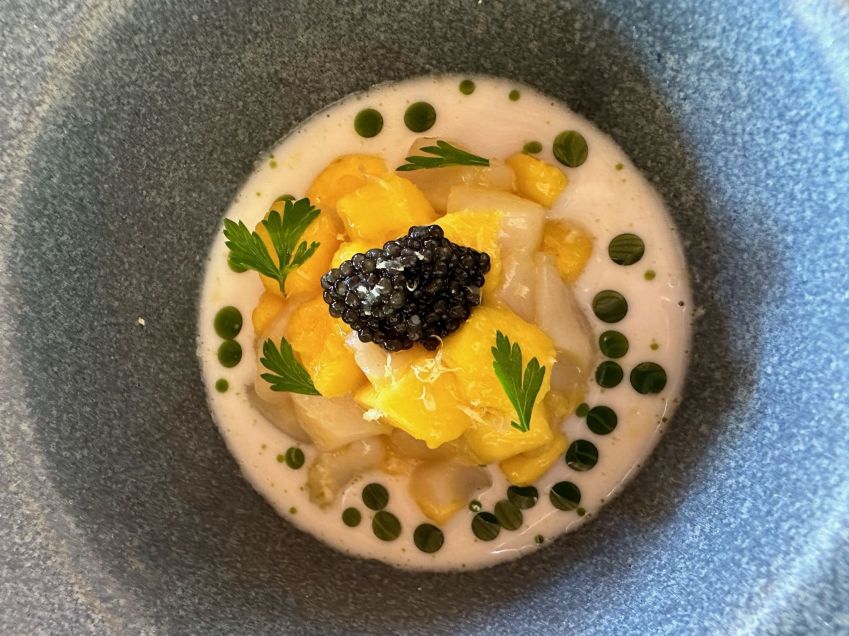 Crudo de vieira e manga, leite de castanha de caju, limão siciliano, óleo de coentro e caviar oscietra / CNN Viagem & Gastronomia