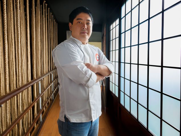 Chef Mitsuharu Tsumura, nome à frente do Maido, que serve cozinha nikkei em Lima, no Peru • Divulgação