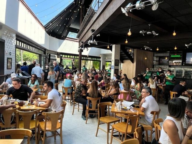 O Pasquim Bar e Prosa tem quatro unidades em São Paulo. Na foto, a da Zona Norte, com amplo espaço para receber grupos maiores / Divulgação