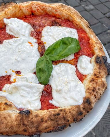 Pizza com burrata da Il Pizzaiuolo, na região central de Florença / Reprodução/Site/ilpizzaiuolo.it