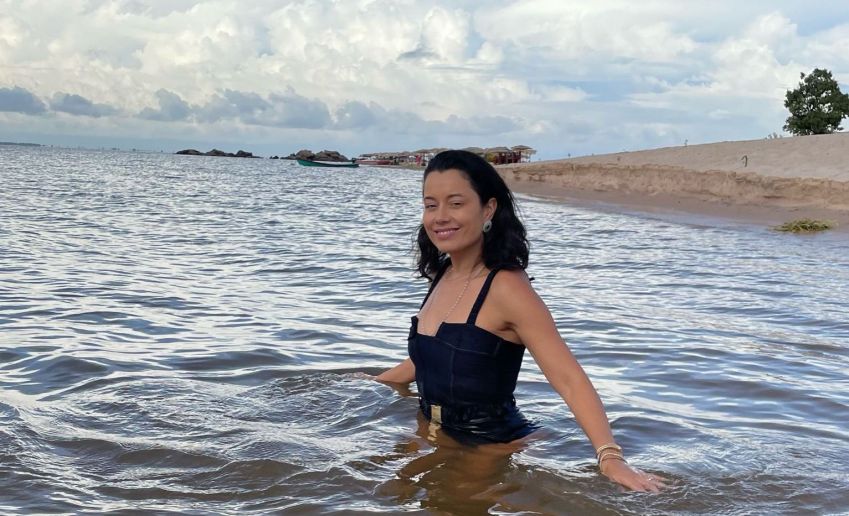 Daniela Filomeno na Praia de Ponta de Pedras, também ponto para banhos de rio e almoços com peixes locais / CNN Viagem & Gastronomia