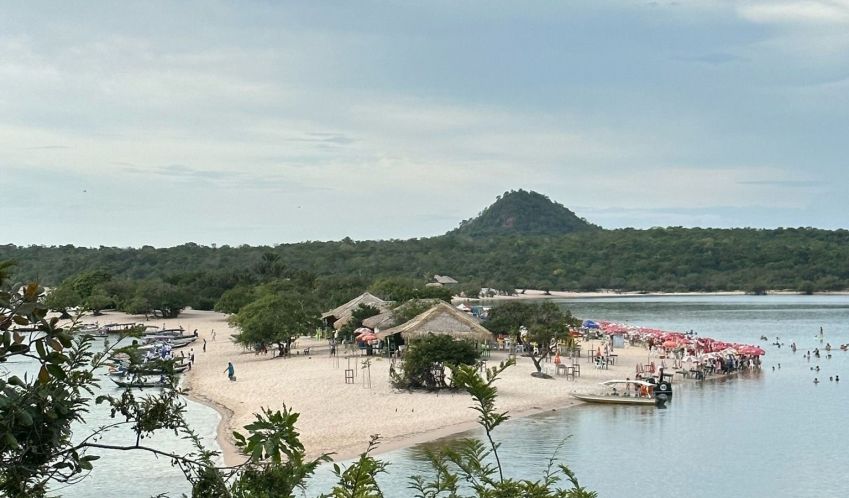 Praia do Amor e Serra da Piraoca ao fundo, dois dos símbolos de Alter do Chão / CNN Viagem & Gastronomia