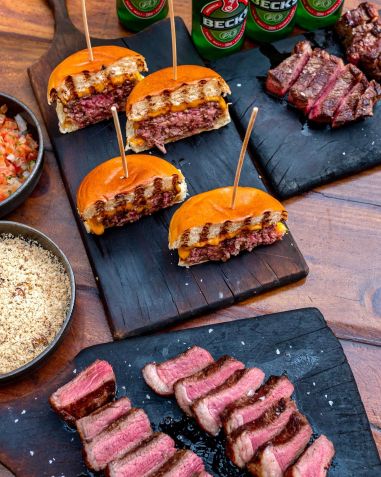 Com cortes de carte especiais, hambúrgueres, acompanhamentos, cervejas e drinques, Quintal Debetti tem espaço amplo para receber grupos maiores / Reprodução Instagram