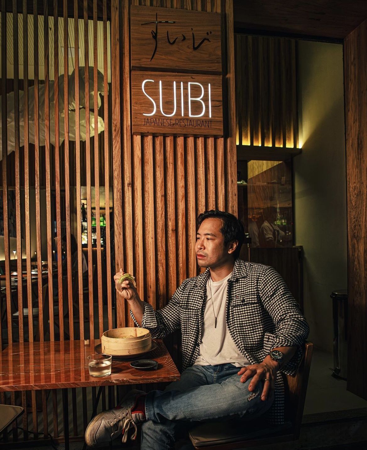 Sei Shiroma em frente ao novo SUIBI, que abriu as portas em setembro no Rio de Janeiro em homenagem ao antigo restaurante de seus pais em Nova York / Divulgação