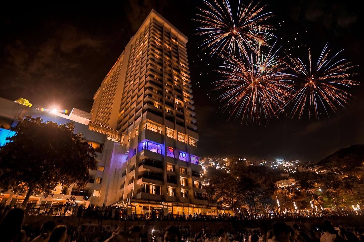 Sheraton Grand Rio Hotel & Resort organizará réveillon, com direito a pé na areia e queima de fogos • Facebook/