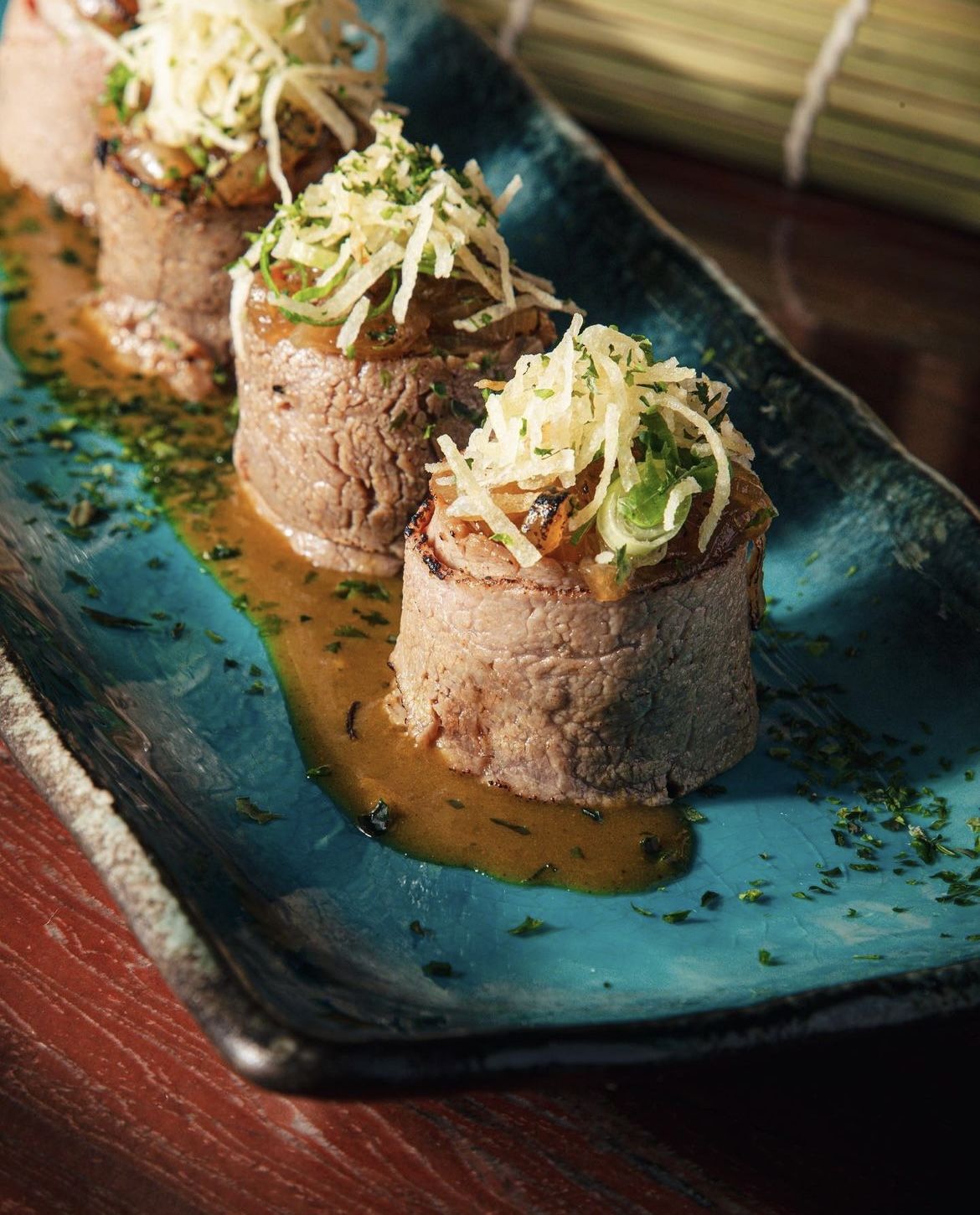 Steak Frites com shari, wagyu grelhado em volta, cebola caramelizada em shoyu e batata frita salgada com aonori / Divulgação