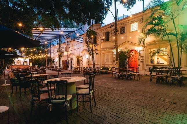 Vilarejo, no Jardins, é um novo complexo gastronômico. Charmoso, oferece diferentes opções de restaurantes e um bar central comandado pelo mixologista argentino Esteban Ovalle / Divulgação