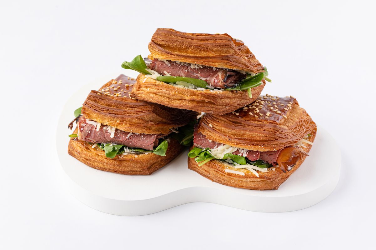 Croissant Pastrami com queijo, rúcula e trufa / Divulgação