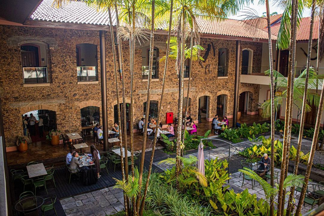 Átrio do hotel Atrium Quinta de Pedras, que ocupa casarão preservado e mantém unidade do restaurante Casa do Saulo / Reprodução/Instagram