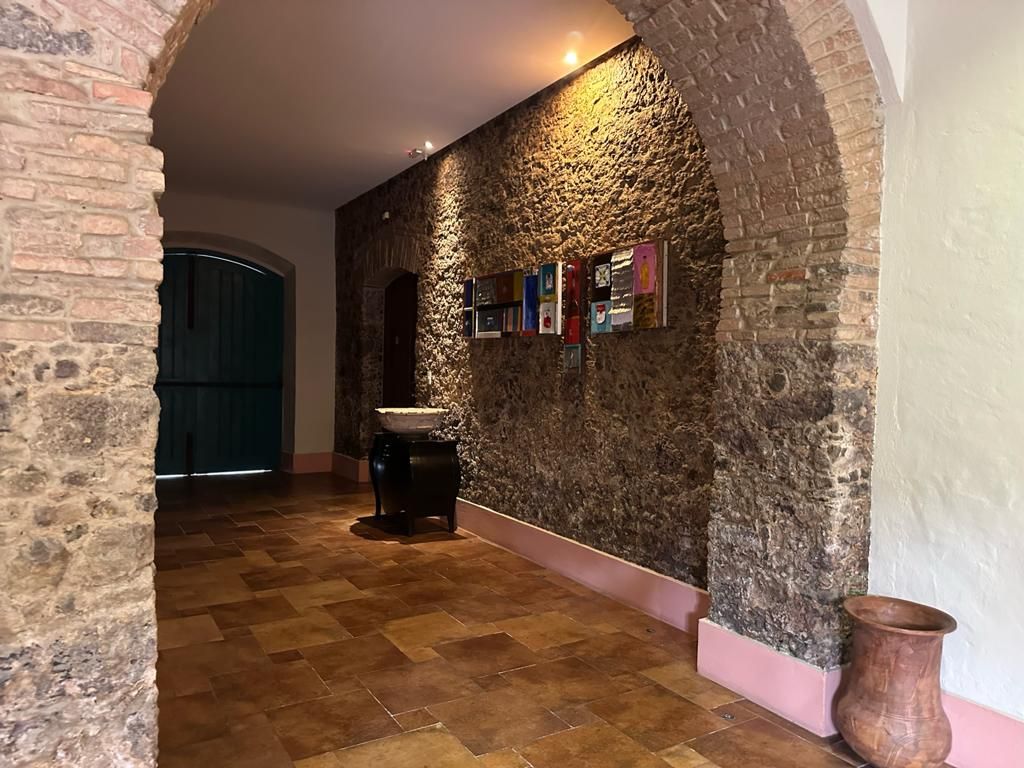 Arcos e pedras marcam corredor de entrada do Atrium Quinta de Pedras; espaços são preenchidos com artes locais / CNN Viagem & Gastronomia