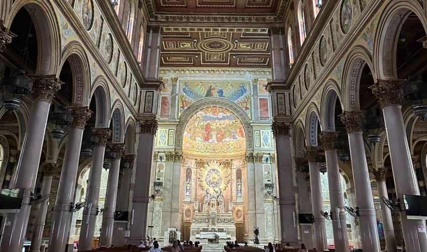 Interior da Basílica de Nazaré, marco religioso e cultural em Belém / CNN Viagem & Gastronomia