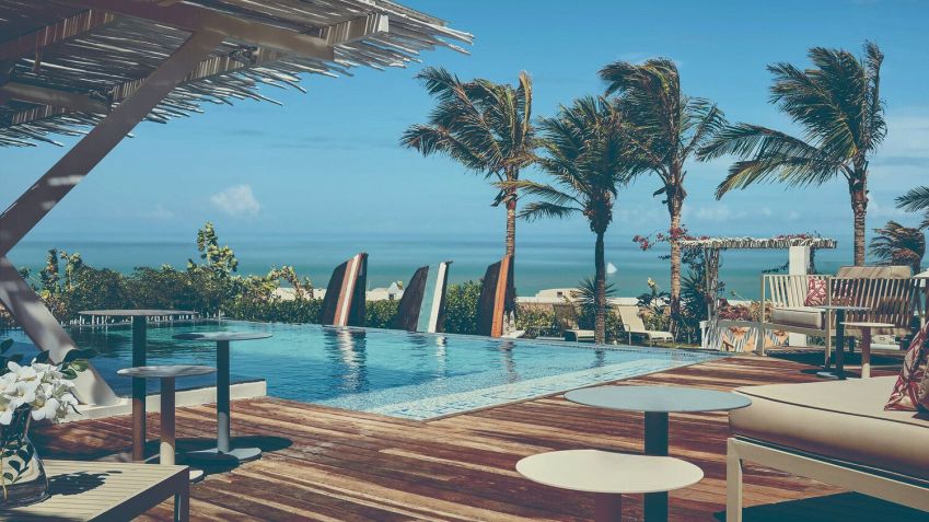 Piscina do Chili Beach; hotel tem seis acomodações e conta com beach club na Praia da Malhada / Reprodução/Site