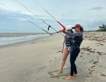 Daniela Filomeno aprende técnicas básicas do kitesurf no Preá