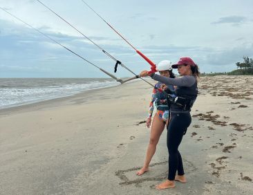 Daniela Filomeno aprende técnicas básicas do kitesurf no Preá