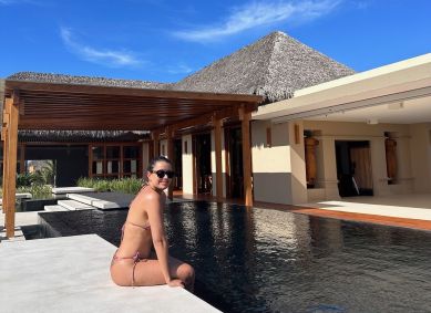 Daniela Filomeno curte piscina do Casana, hotel em frente às areias da Praia do Preá
