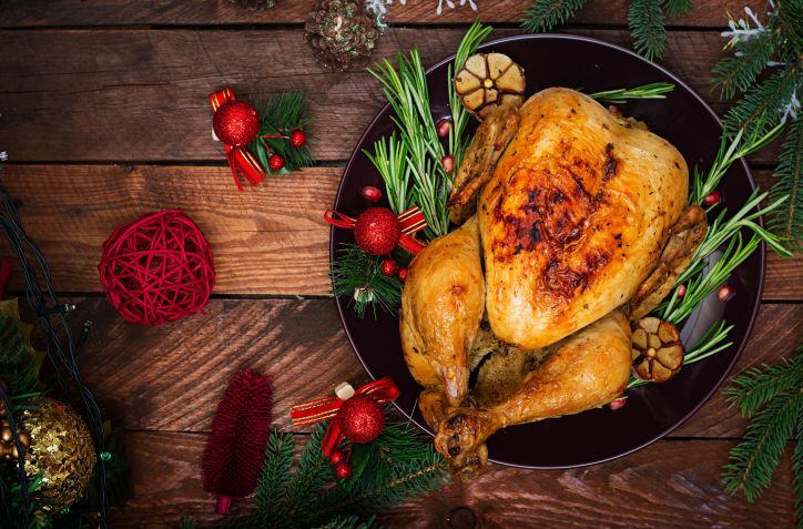 Na França, o Frango Capão - galo conhecido por sua maciez - é um prato tradicional de férias / Freepick /Timolina
