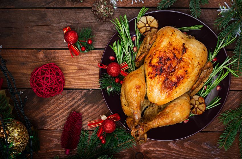 Na França, o Frango Capão - galo conhecido por sua maciez - é um prato tradicional de férias / Freepick /Timolina