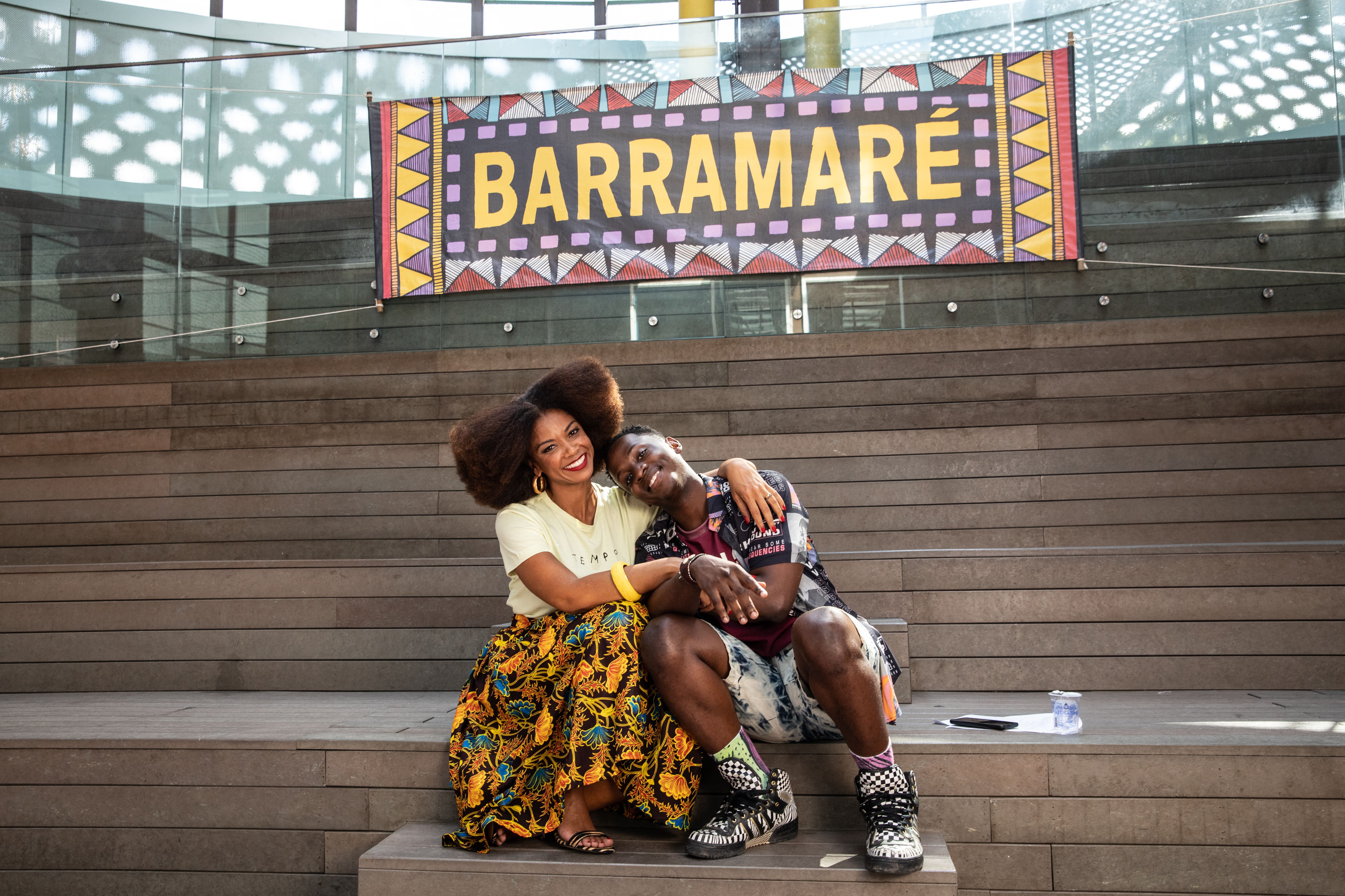 Karima (Heloísa Jorge) e Agostinho (Lélis Twevekamba) em How To Be a Carioca / Rachel Tanugi Ribas