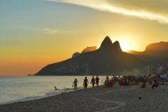 Praia de Ipanema no pôr do sol