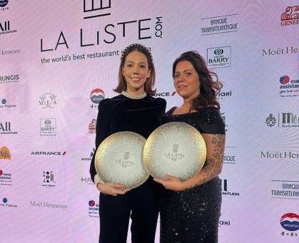 Janaína Torres Rueda (esquerda) e Tássia Magalhães na cerimônia do La Liste 2024 em Paris na última segunda-feira (20)