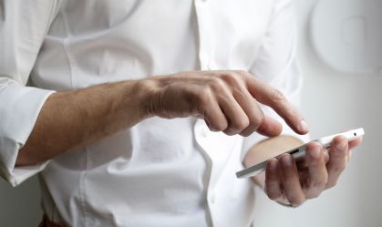 Pesquisa revela que brasileiro fica mais estressado quando se desconecta nas férias