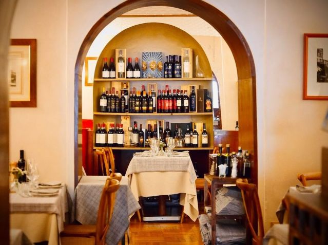 Ambiente interno do Oliviero, restaurante da década de 1960 em Florença / Reprodução/Instagram/@olivieroristorante1962
