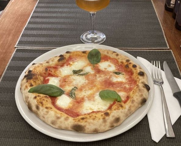 Pizza Margherita com queijo de búfala com Denominação de Origem Protegida servida na Casella 18 / Reprodução/Instagram/@casella_18