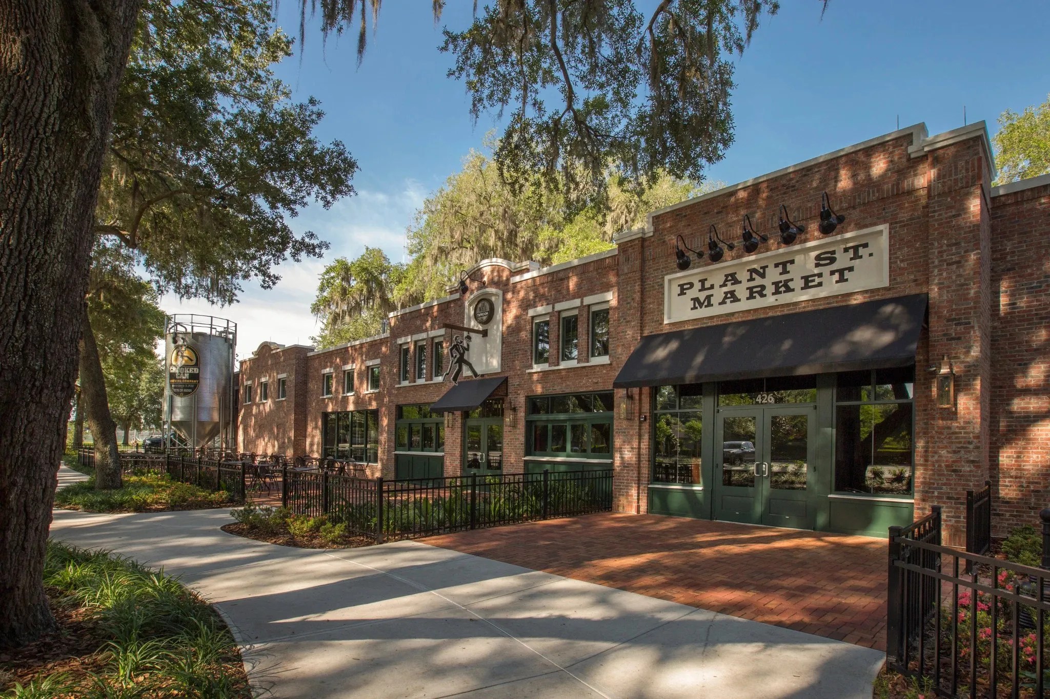 Plant St. Market é mercado gastronômico com variedade de comidas rápidas em Winter Garden • Divulgação/Crooked Can Brewing Company