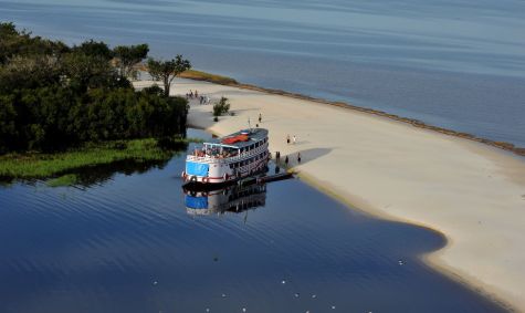 Embarcação às margens da Praia da Lua, em Manaus
