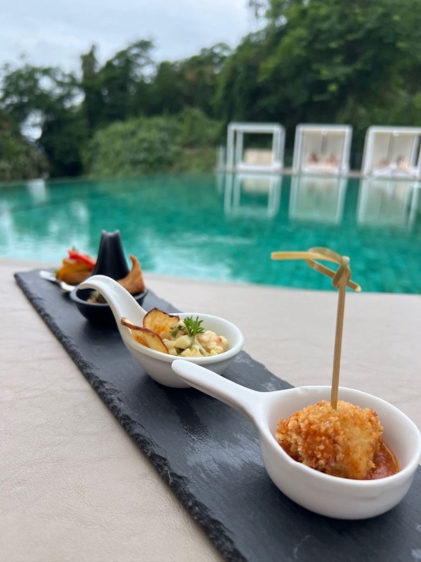 Hóspedes do La Réserve ganham aperitivos e drinques na área da piscina / Lucas Wilches