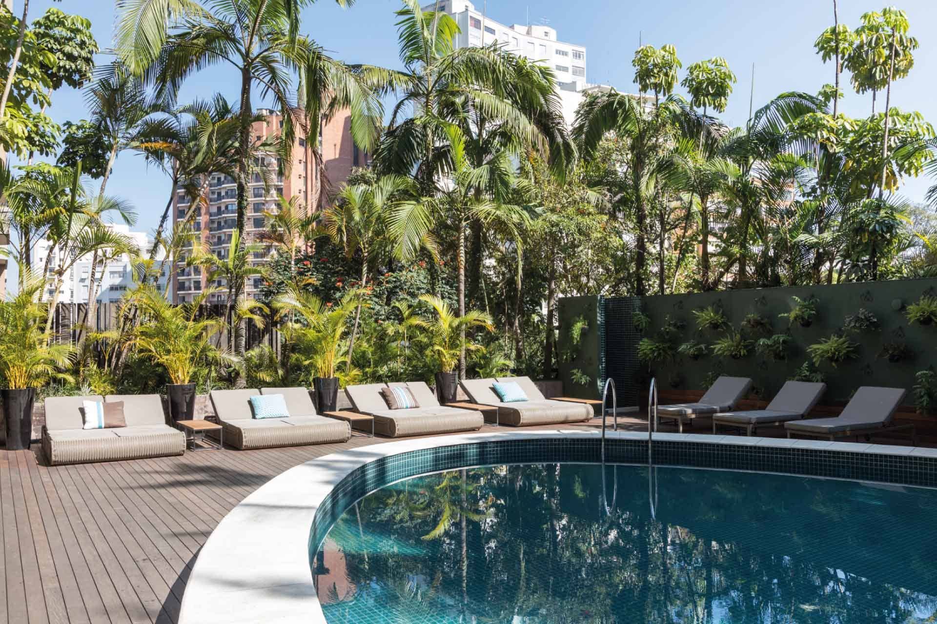 Piscina do Tivoli Mofarrej São Paulo, rodeada por jardim tropical / Divulgação